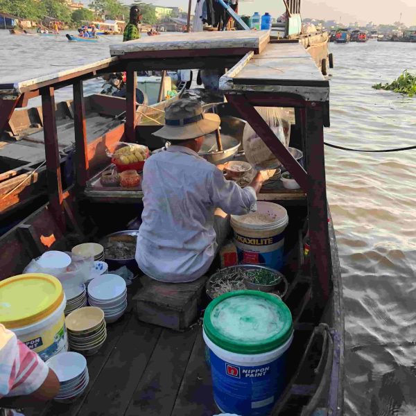 Venditore di Bun Bo nell&#39;autentico mercato galleggiante di Cai Rang del delta del Mekong