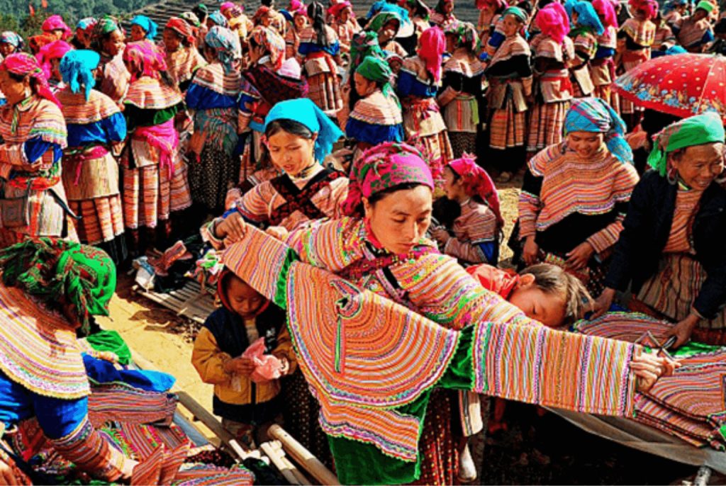 Il colorato mercato delle minoranze etniche del Vietnam nelle montagne di Bac Ha