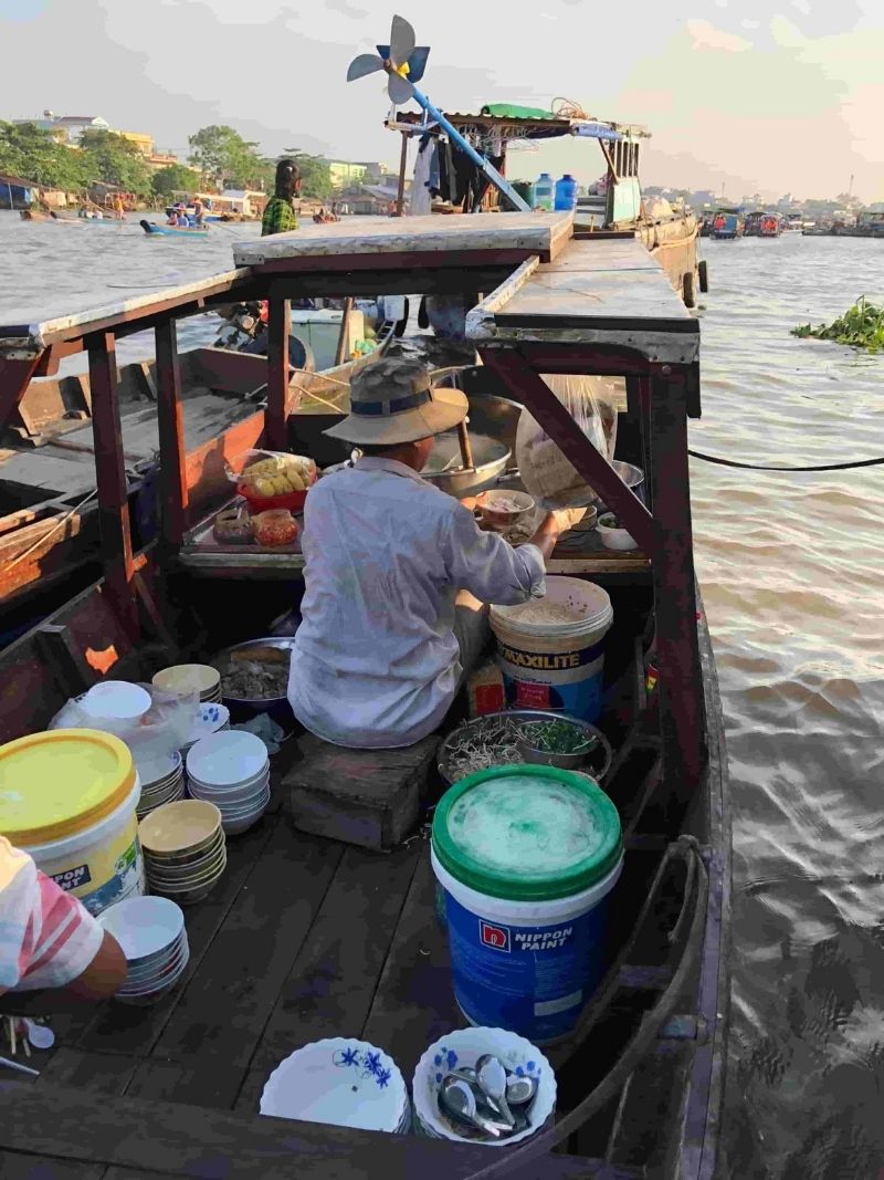 Venditore Di Bun Bo Nell'autentico Mercato Galleggiante Di Cai Rang Del Delta Del Mekong