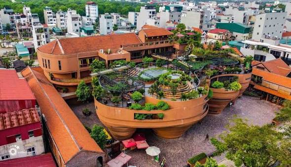 Creazione di ceramiche nel villaggio di Bat Tràng a Hanoi Vietnam.