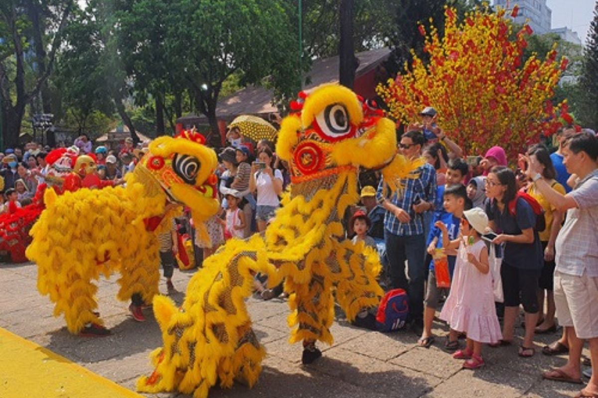 Danza del leone durante la festa Tet. Foto: lansuronghanoi.com
