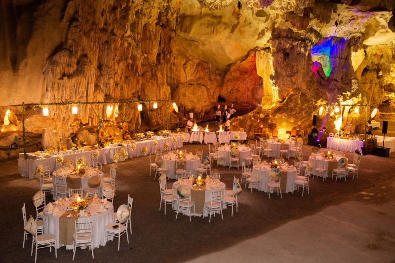 Cena di Gala in una Grotta Sublime