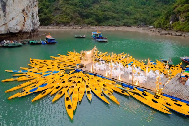 Gala galleggiante nella Baia di Ha Long