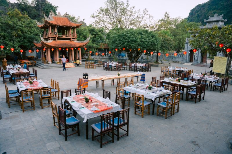 Preparazione della Cena di Gala nel Cortile del Tempio